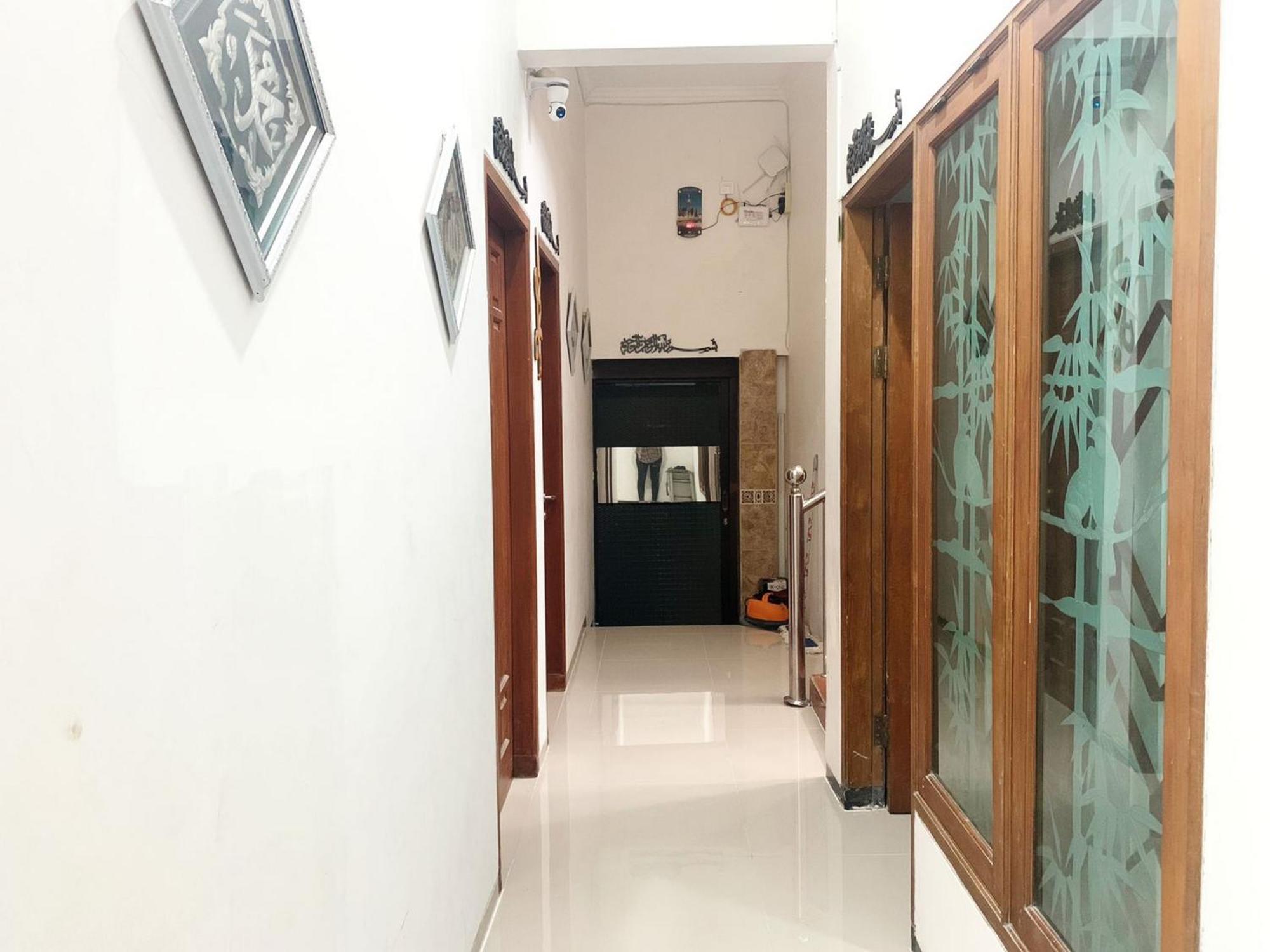 Hotel Tjahaja Baroe Syariah Mitra Reddoorz At Dukuh Kupang à Sorabaya Extérieur photo