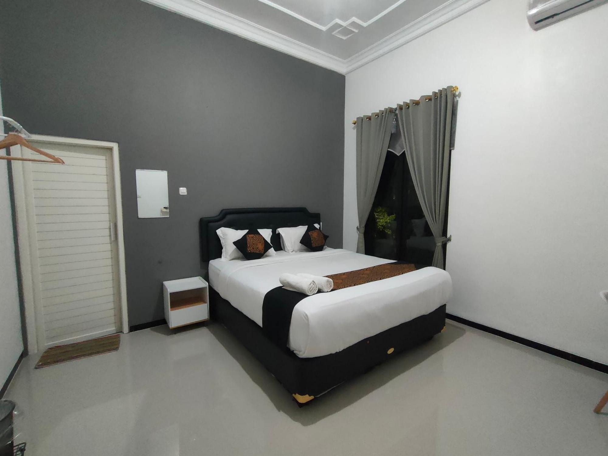 Hotel Tjahaja Baroe Syariah Mitra Reddoorz At Dukuh Kupang à Sorabaya Extérieur photo