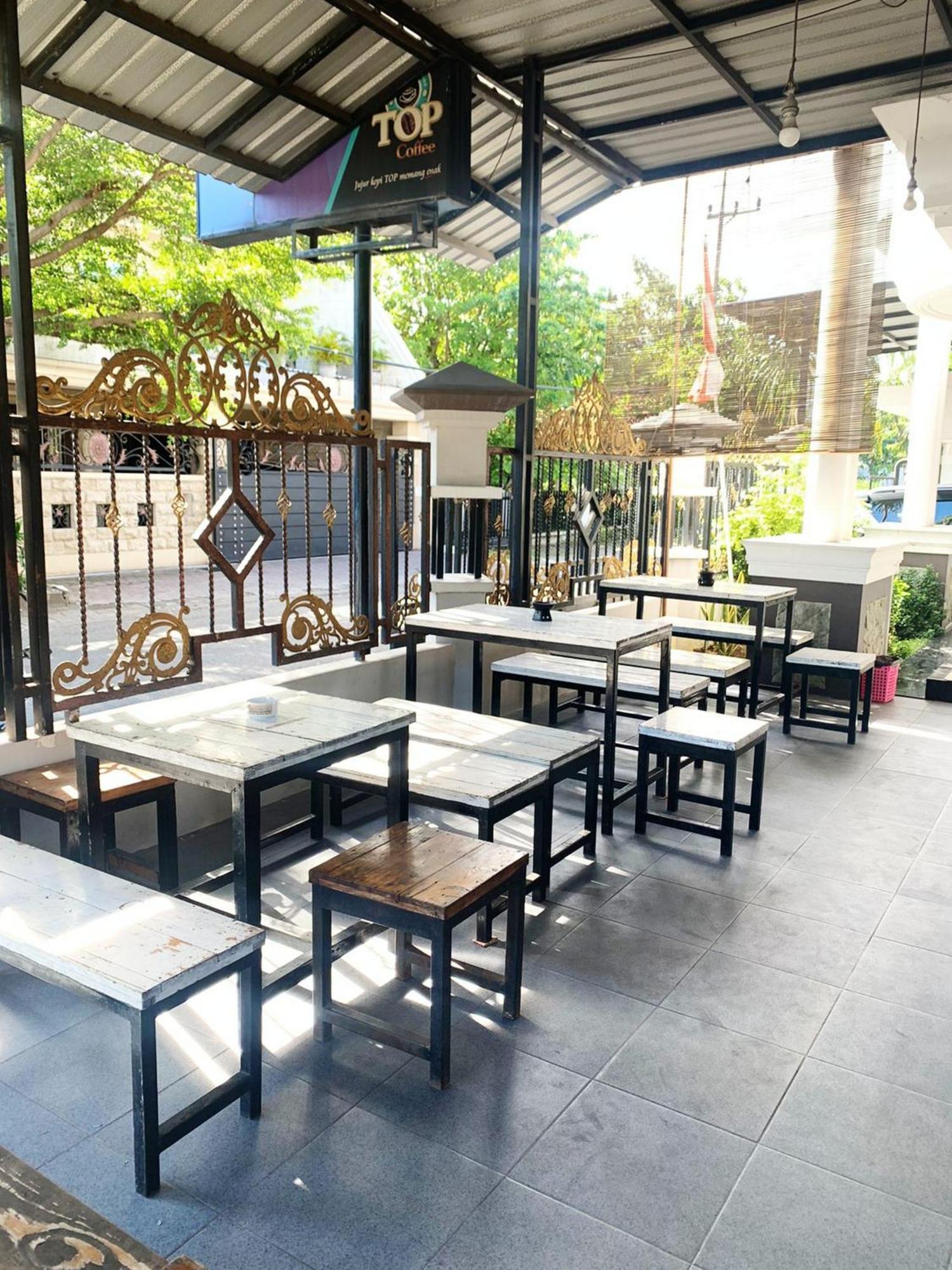 Hotel Tjahaja Baroe Syariah Mitra Reddoorz At Dukuh Kupang à Sorabaya Extérieur photo