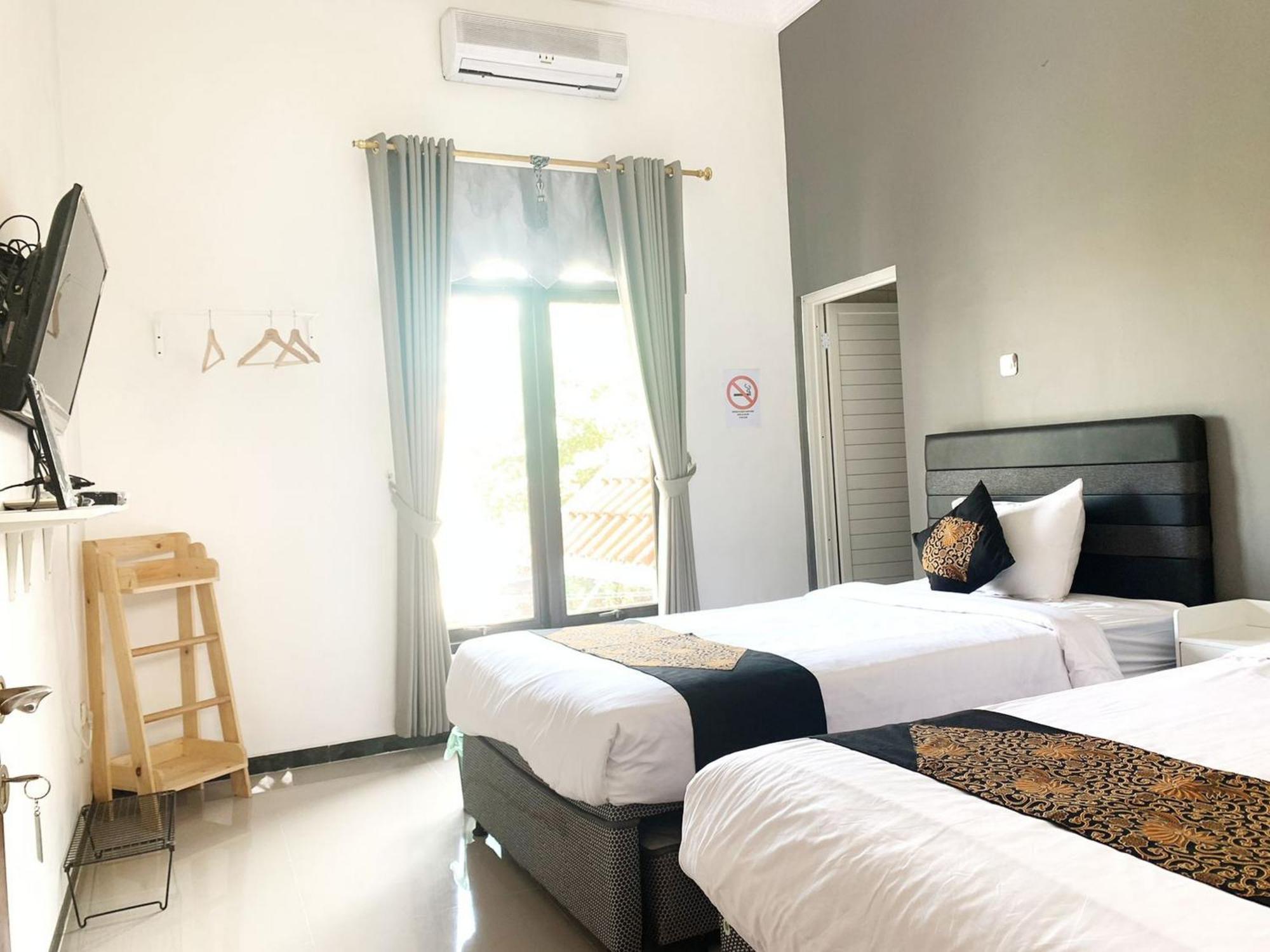 Hotel Tjahaja Baroe Syariah Mitra Reddoorz At Dukuh Kupang à Sorabaya Extérieur photo