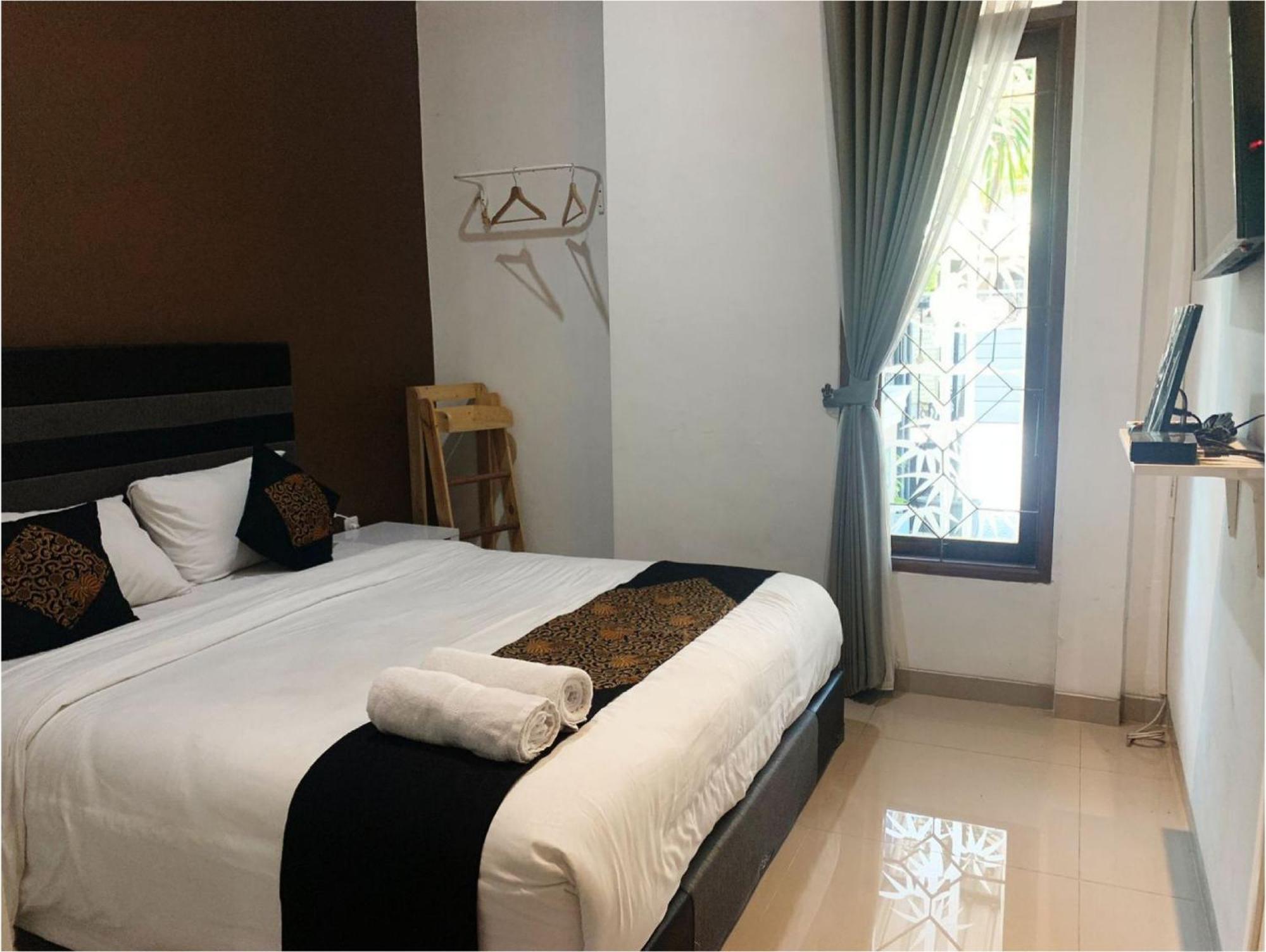 Hotel Tjahaja Baroe Syariah Mitra Reddoorz At Dukuh Kupang à Sorabaya Extérieur photo