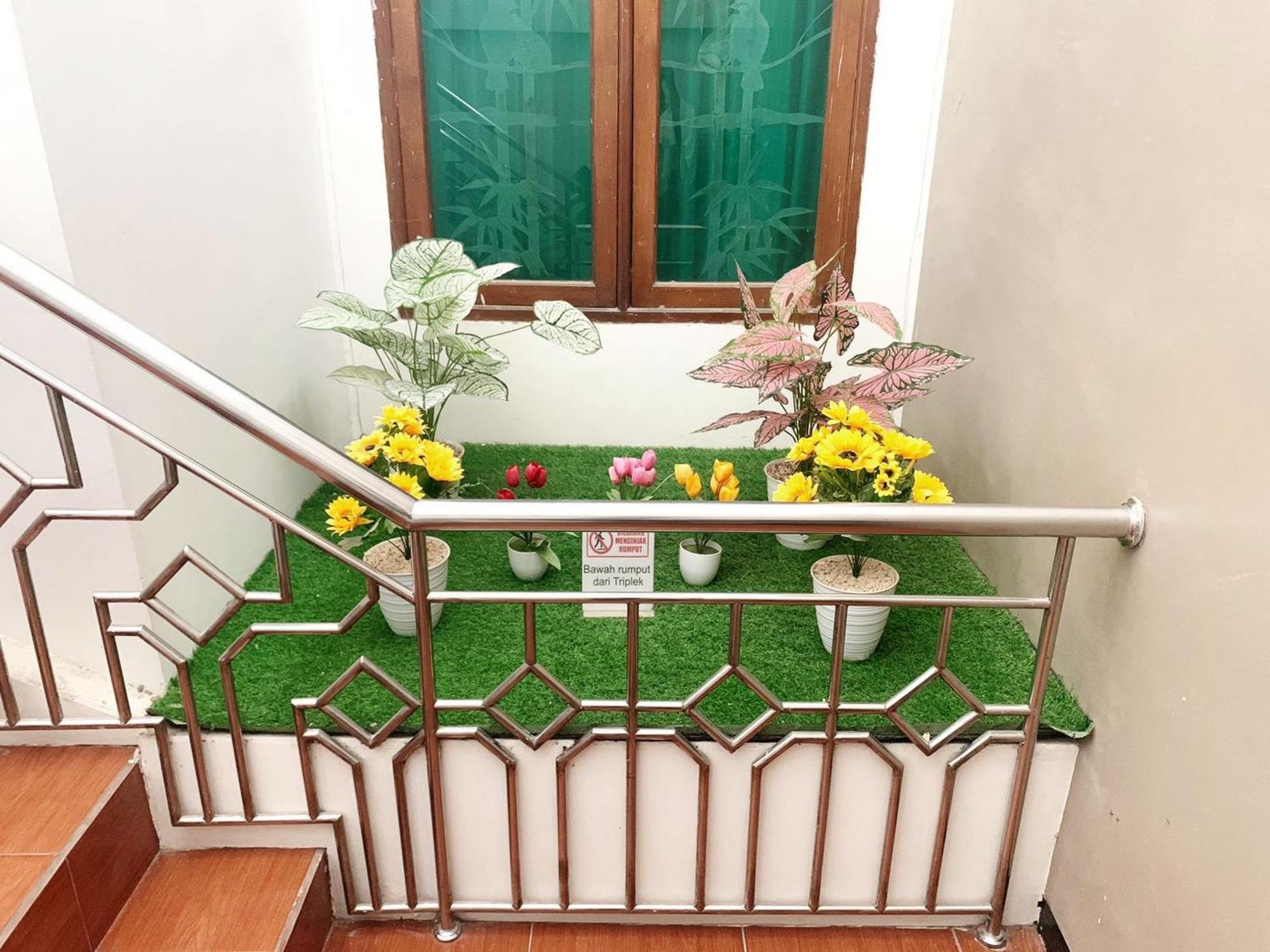 Hotel Tjahaja Baroe Syariah Mitra Reddoorz At Dukuh Kupang à Sorabaya Extérieur photo