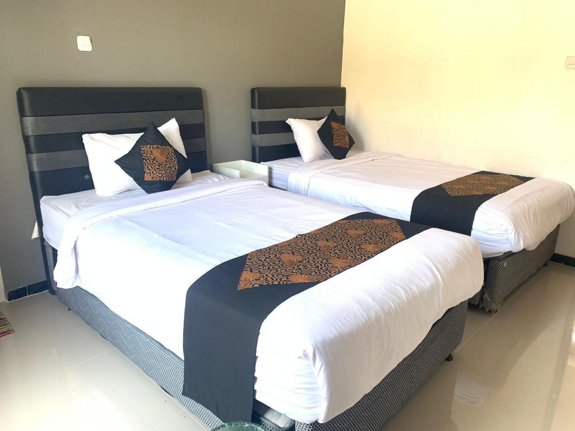 Hotel Tjahaja Baroe Syariah Mitra Reddoorz At Dukuh Kupang à Sorabaya Extérieur photo